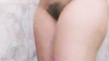 Desi maa ko nangi dekha nahate hue hot mom - 2 image
