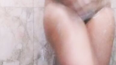 Desi maa ko nangi dekha nahate hue hot mom - 6 image