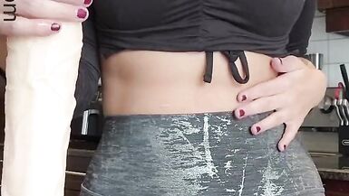 MILF En Leggings Sexy Montrant Cameltoe Te Teach How To Stroke Your Cock JOI - 2 image