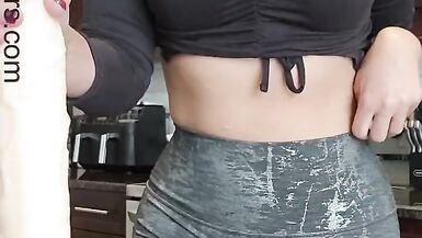 MILF En Leggings Sexy Montrant Cameltoe Te Teach How To Stroke Your Cock JOI - 4 image