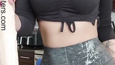 MILF En Leggings Sexy Montrant Cameltoe Te Teach How To Stroke Your Cock JOI - 5 image