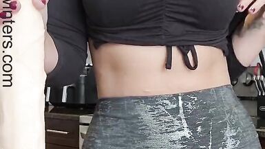 MILF En Leggings Sexy Montrant Cameltoe Te Teach How To Stroke Your Cock JOI - 6 image