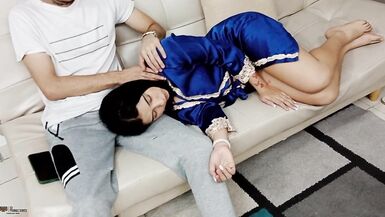 Un demi-frère excité profite dun délicieux massage à sa demi-sœur pour lui remplir la bouche de sperme - Porno in Spanish