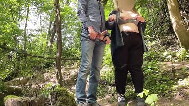 Meine verdammte Schwiegermutter gibt meinem Schwanz einen tollen Handjob in der Natur - 10 image