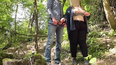 Meine verdammte Schwiegermutter gibt meinem Schwanz einen tollen Handjob in der Natur - 11 image