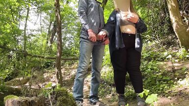 Meine verdammte Schwiegermutter gibt meinem Schwanz einen tollen Handjob in der Natur - 12 image