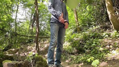 Meine verdammte Schwiegermutter gibt meinem Schwanz einen tollen Handjob in der Natur - 4 image