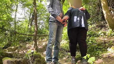 Meine verdammte Schwiegermutter gibt meinem Schwanz einen tollen Handjob in der Natur - 5 image