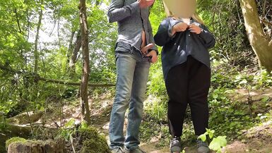 Meine verdammte Schwiegermutter gibt meinem Schwanz einen tollen Handjob in der Natur - 6 image
