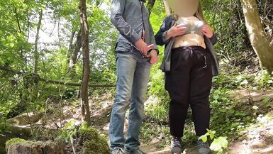 Meine verdammte Schwiegermutter gibt meinem Schwanz einen tollen Handjob in der Natur - 7 image