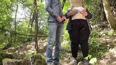 Meine verdammte Schwiegermutter gibt meinem Schwanz einen tollen Handjob in der Natur - 8 image