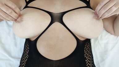 32Fの巨乳にオイルを擦り込み、濡れたマンコを揉みしだき、締まった尻穴を見せるセクシーな乳房の妻のクローズアップ。 - 5 image
