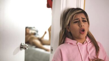 ¡Trío Familiar! ¡Me gusta ver a mi madrastra follar con su novio y me uno a ellos, Creampie! Naty Delgado y Kathalina777