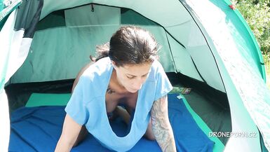 Nudiste MILF Alzbeta - Sous le chemisier