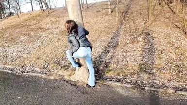 She pee through pants and flashing in a public park - 11 image