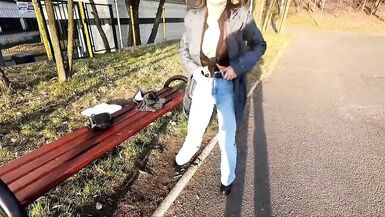 She pee through pants and flashing in a public park - 5 image