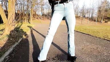 She pee through pants and flashing in a public park - 7 image