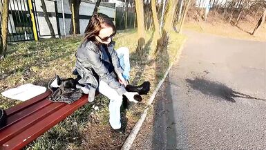 She pee through pants and flashing in a public park - 8 image