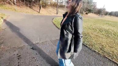 She pee through pants and flashing in a public park - 9 image
