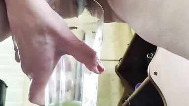 Amateur mature woman with big pussy lips pees in glass - 10 image