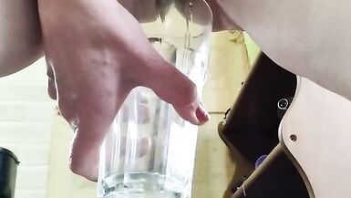 Amateur mature woman with big pussy lips pees in glass - 2 image