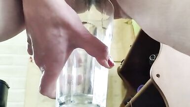 Amateur mature woman with big pussy lips pees in glass - 4 image