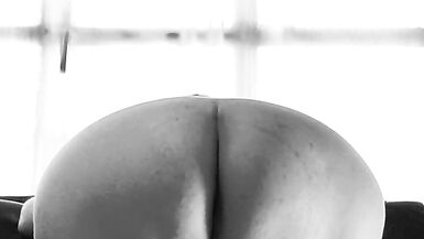 Une grosse salope danse en montrant son énorme cul. Salope de milf espagnole, cheveux courts Lia Kahn - 14 image