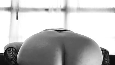 Une grosse salope danse en montrant son énorme cul. Salope de milf espagnole, cheveux courts Lia Kahn - 8 image