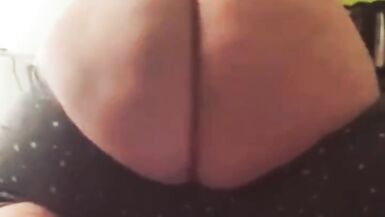 Bbw为她的男朋友摇动她巨大的油性臀部