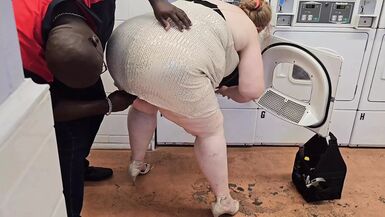 Le technicien est arrivé pour réparer les machines à laver, mais il a pensé quil valait mieux mentretenir