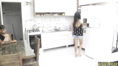 La belle-mère montre sa chatte à son beau-fils