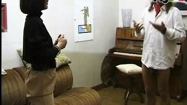 MILF toujours prête à baiser aime le sexe avec une chatte poilue toujours humide et ouverte dans la scène 03 du film Fiche con il pelo - 1 image