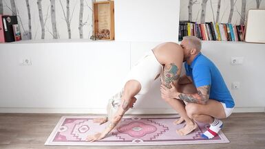 Yoga nu - Etirer nos corps et sa chatte