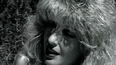 Une salope suceuse de bite reçoit une énorme bite dans son cul et une éjaculation chaude sur son visage.