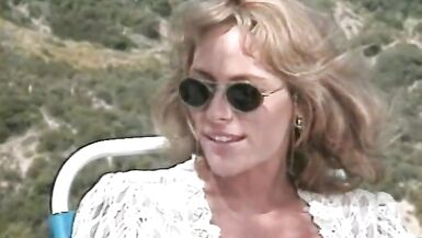 Une blonde aux seins naturels se fait lécher et baiser au bord de la piscine