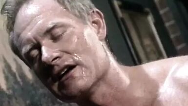 Une femme brune sadonne à lanalité avec un étalon à lintérieur, puis se fait faire un soin du visage.