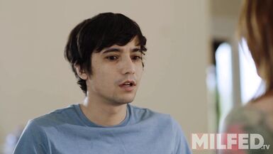 Une belle-mère sexy réalise son fantasme de séduire son beau-fils