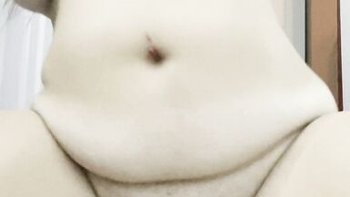 Baiser ma chatte mouillée et frotter mon clito, jouir pendant que je joue avec mes énormes seins. - 11 image