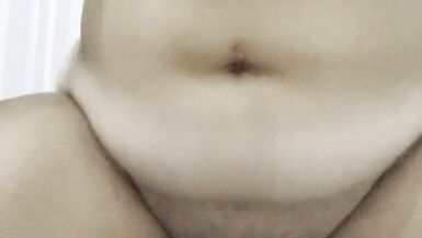 Baiser ma chatte mouillée et frotter mon clito, jouir pendant que je joue avec mes énormes seins. - 12 image