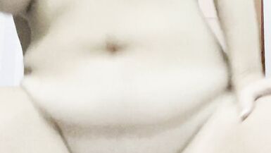 Baiser ma chatte mouillée et frotter mon clito, jouir pendant que je joue avec mes énormes seins. - 14 image