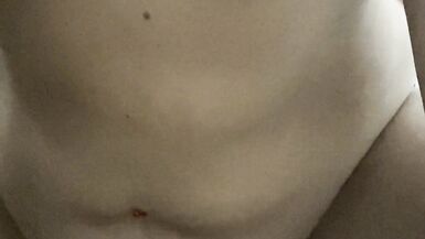 Baiser ma chatte mouillée et frotter mon clito, jouir pendant que je joue avec mes énormes seins. - 15 image