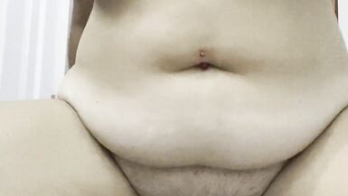 Baiser ma chatte mouillée et frotter mon clito, jouir pendant que je joue avec mes énormes seins. - 7 image