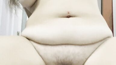 Baiser ma chatte mouillée et frotter mon clito, jouir pendant que je joue avec mes énormes seins. - 8 image