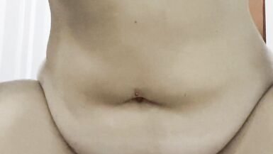 Baiser ma chatte mouillée et frotter mon clito, jouir pendant que je joue avec mes énormes seins. - 9 image