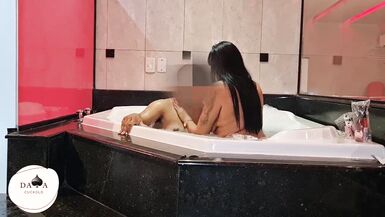 Esposa sale sola a bañarse con el negro bien dotado - 5 image
