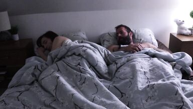 Sexe non planifié entre le beau-fils et sa belle-mère dans le même lit