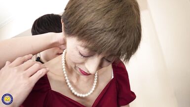 Asiatische reife Mutter bekommt echte Hilfe von schmutzigem Stiefsohn - 2 image