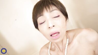 Asiatische reife Mutter bekommt echte Hilfe von schmutzigem Stiefsohn - 9 image
