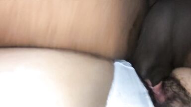 Jentre dans la chambre de ma belle-sœur et elle me laisse baiser sa chatte poilue. - 15 image