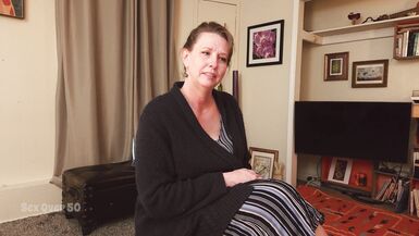 La femme mûre dun pasteur séduit un membre inexpérimenté et nouvellement marié du troupeau de son mari absent. La femme du pasteur. - 5 image